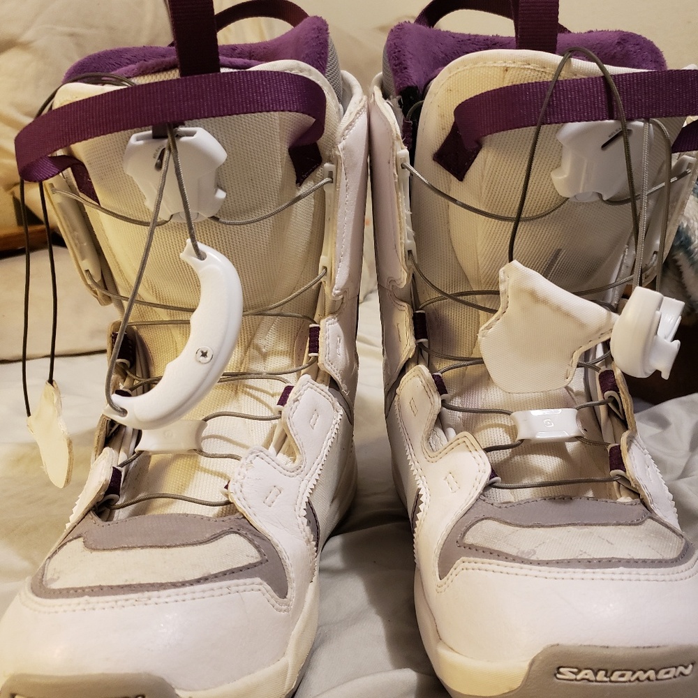 Snowboarding boots